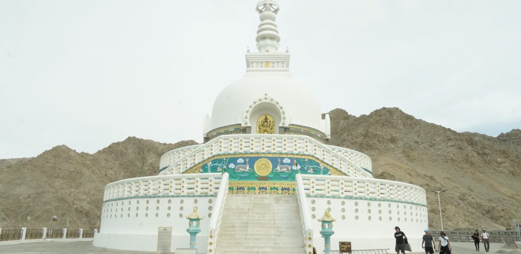 Rich Ladakhi Culture – Experience the traditional lifestyle of Ladakhi people, visit ancient monasteries, and stay in remote mountain villages.