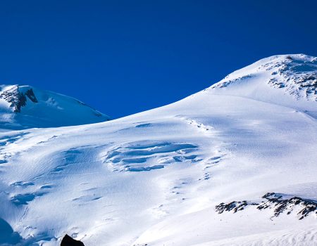 Stunning Glacier Landscapes – Trek across vast snowfields and glaciers, surrounded by dramatic, icy scenery.