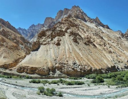 Stunning Markha Valley – Trek through the scenic Markha Valley, with its vibrant landscapes, rivers, and charming Ladakhi villages.